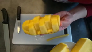 沖縄石垣島産パイナップルの切り方
レストランのようなおしゃれ盛りをしちゃいましょう😊
　皮に乗せたまま2～3㎝幅に切って、1個ずつ交互に少しずつずらしておけばおしゃれな感じになります♪