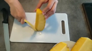 沖縄石垣島産パイナップルの切り方
芯を切ります
　すこ～しだけ色が違っている部分が1㎝ほどあるのでそこが芯です。
