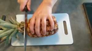 沖縄石垣島産パイナップルの切り方
パインの冠(頭)の部分を切ります