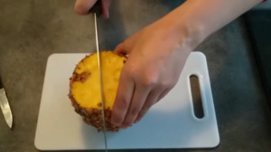 沖縄石垣島産パイナップルの切り方
パインを立てて、4つに切ります
