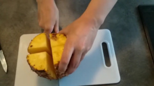 沖縄石垣島産パイナップルの切り方
次に90度横にまわして、4等分になるように切ります。