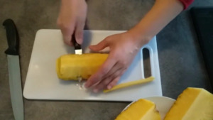 沖縄石垣島産パイナップルの切り方皮の内側にそって果肉をはがします
　パインの皮を下にし、実の部分を指でしっかりつかんで切り離しましょう。皮からだいたい1㎝くらいです。
