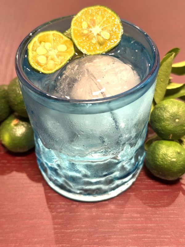 石垣島産シークワサーをお酒にしぼって、贅沢な晩酌に